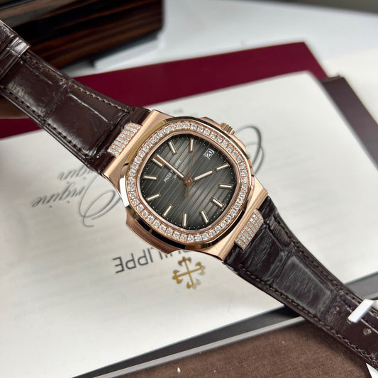 Patek Philippe Nautilus 5711/1R-001 - Pulseira de couro 18k revestida e diamante Versione