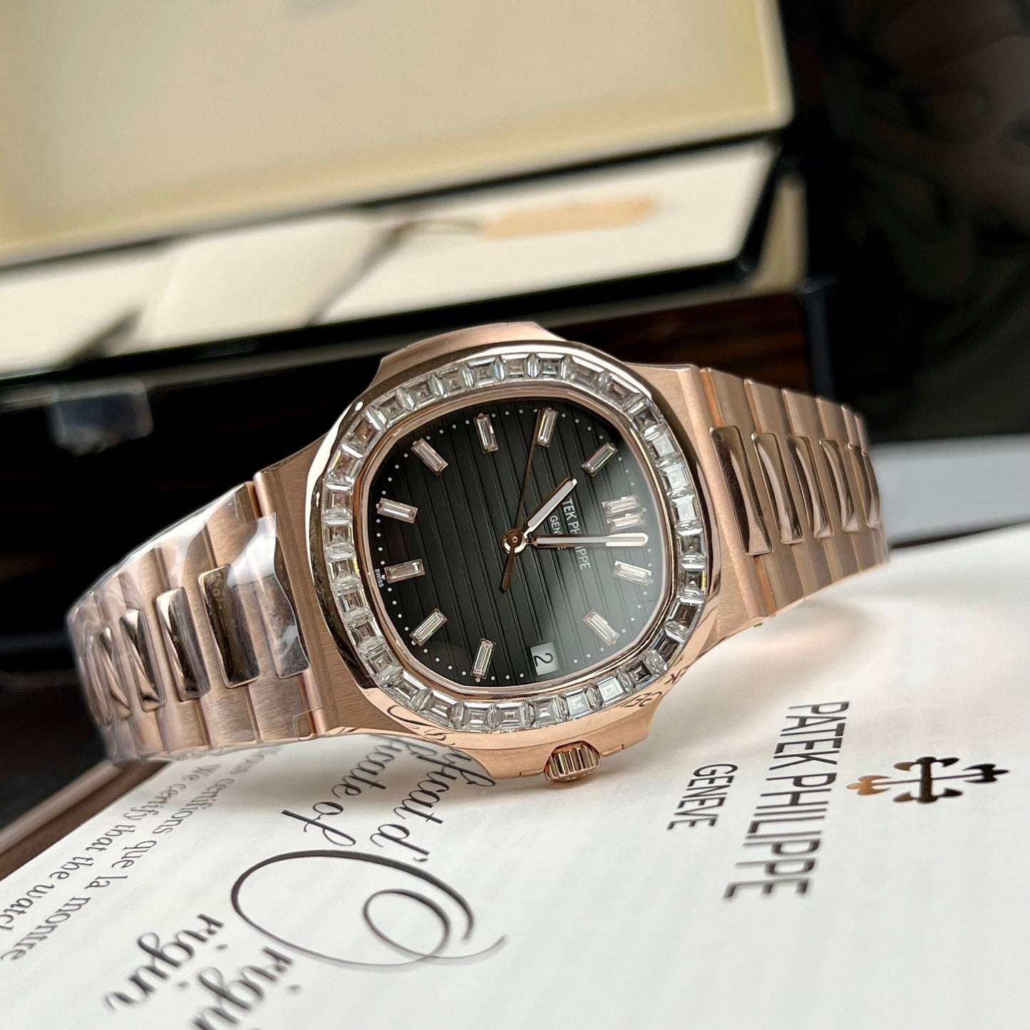 Patek Philippe Nautilus 5711/1R-001 - Oro rosa de 18 quilates envuelto y baguette de moissanita