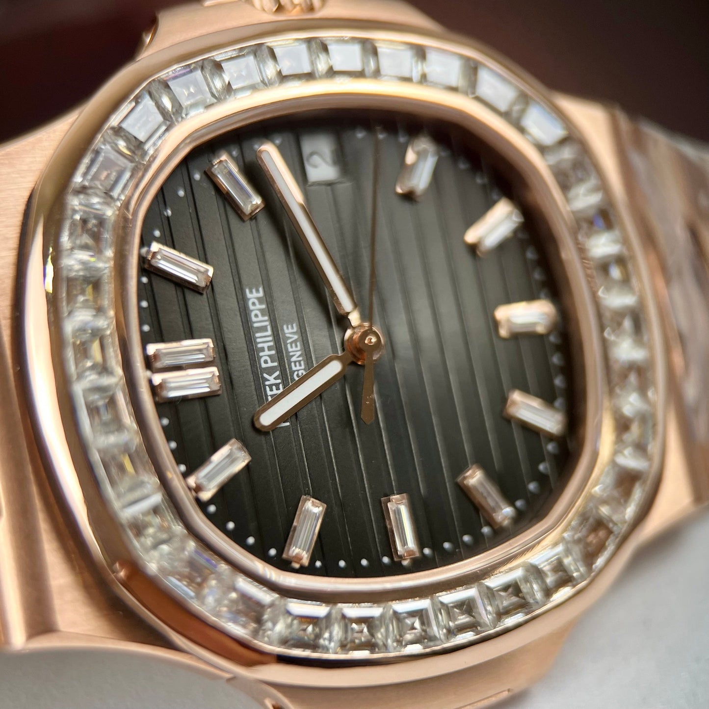 Patek Philippe Nautilus 5711/1R-001 - Oro rosa de 18 quilates envuelto y baguette de moissanita
