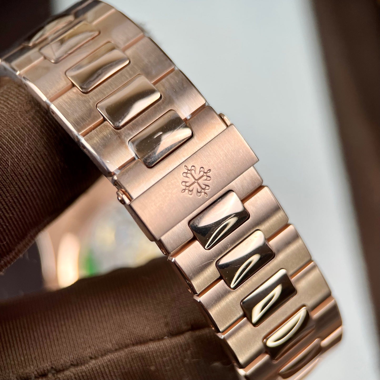 Patek Philippe Nautilus 5711/1R-001 - Oro rosa de 18 quilates envuelto y baguette de moissanita
