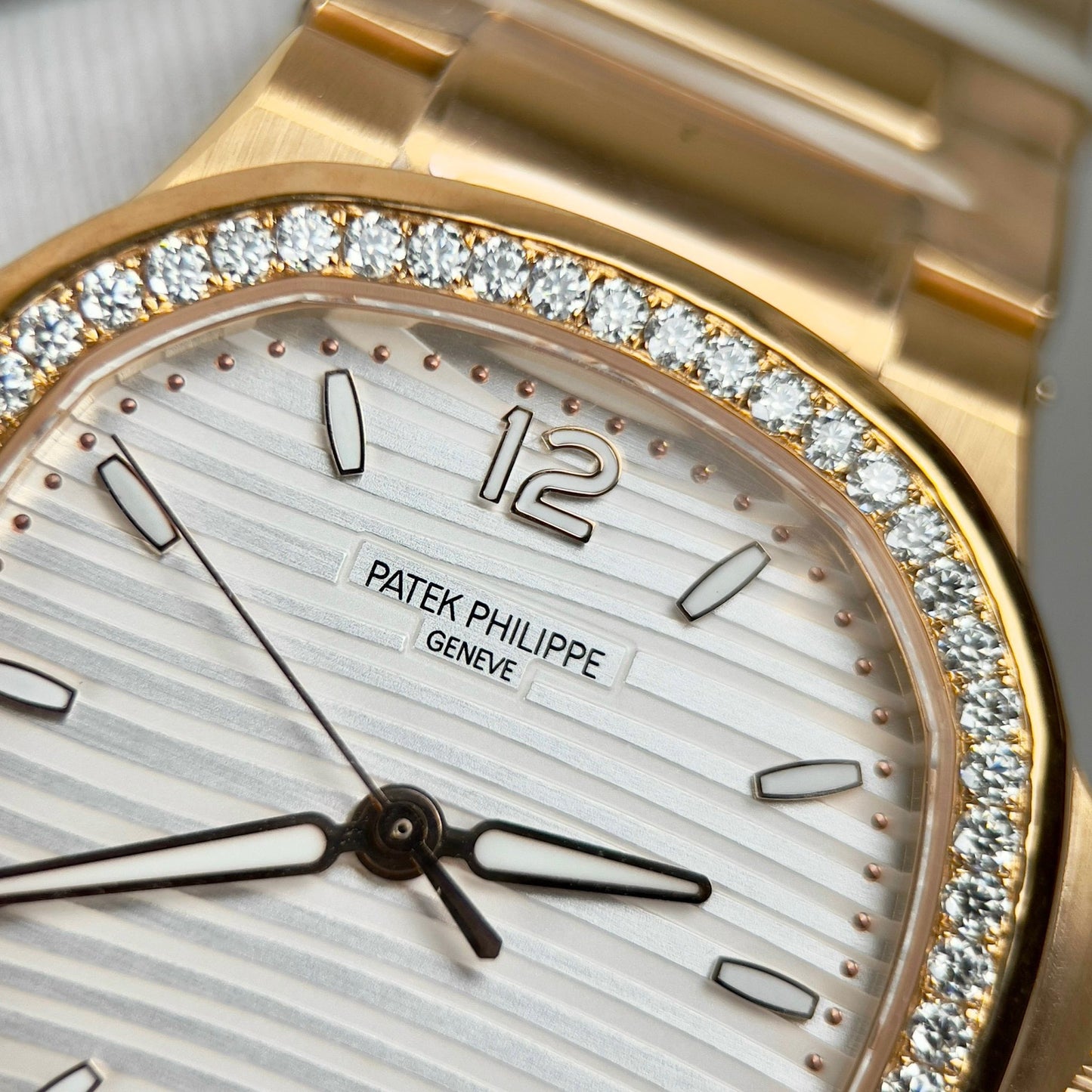 Patek Philippe Nautilus 7118/1R-010 18k Ouro preenchido com pedra Moissanite personalizada quadrante bianco