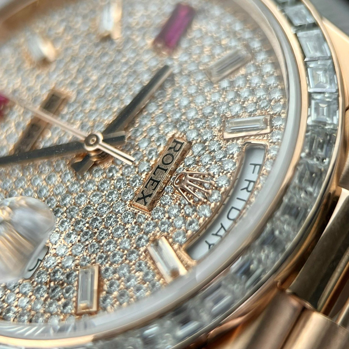 Rolex Day-Date 36 mm Everose Oro 128345RBR revestido 18k com Moissanite integral