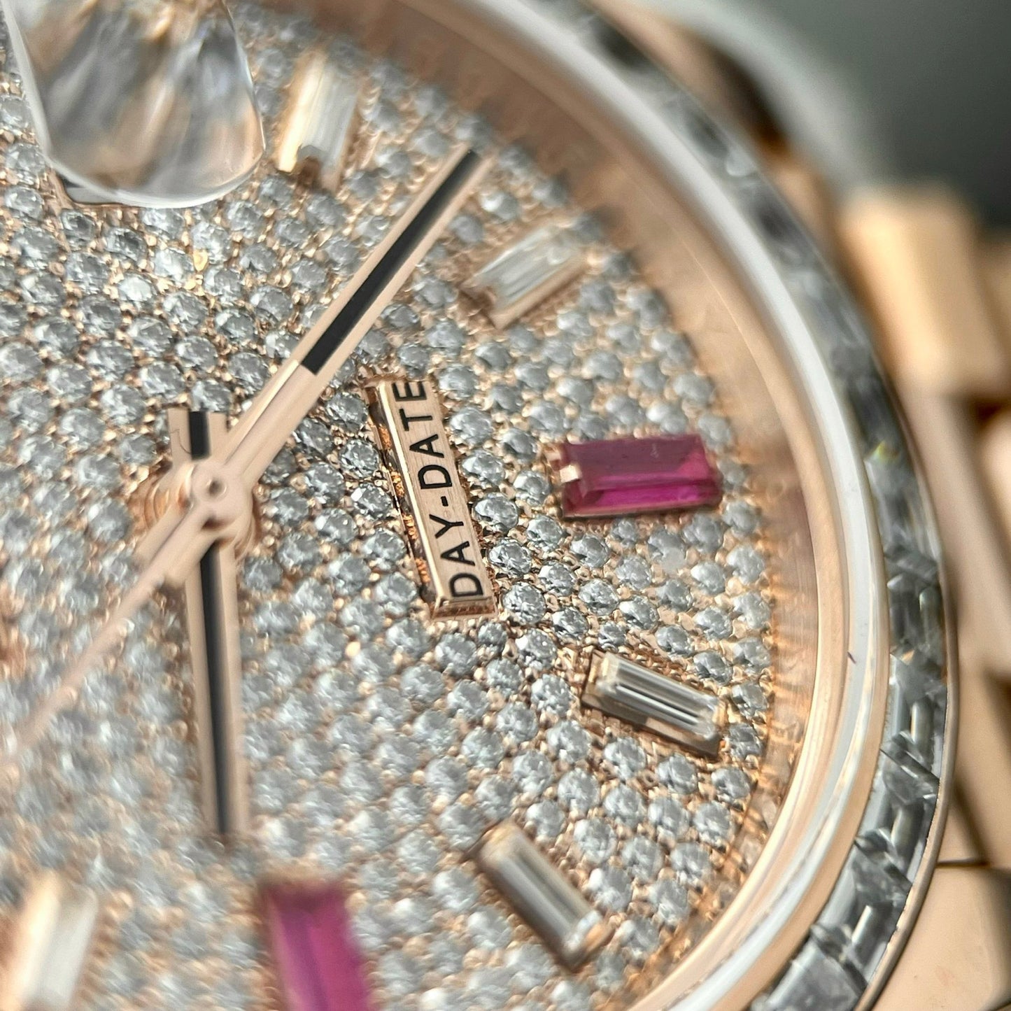 Rolex Day-Date 36 mm Everose Oro 128345RBR revestido 18k com Moissanite integral