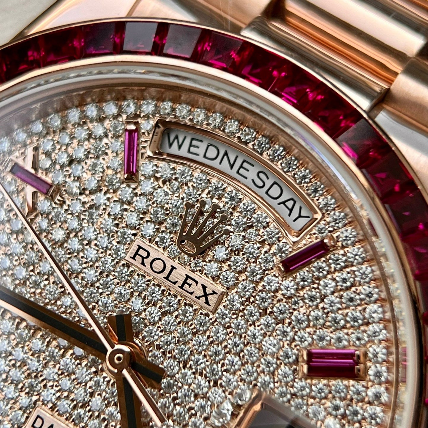 Rolex Day Date 228398 DRRP 1:1 edizione migliore Custom Rosa Oro 18k and ruby saphire Diamond Pave