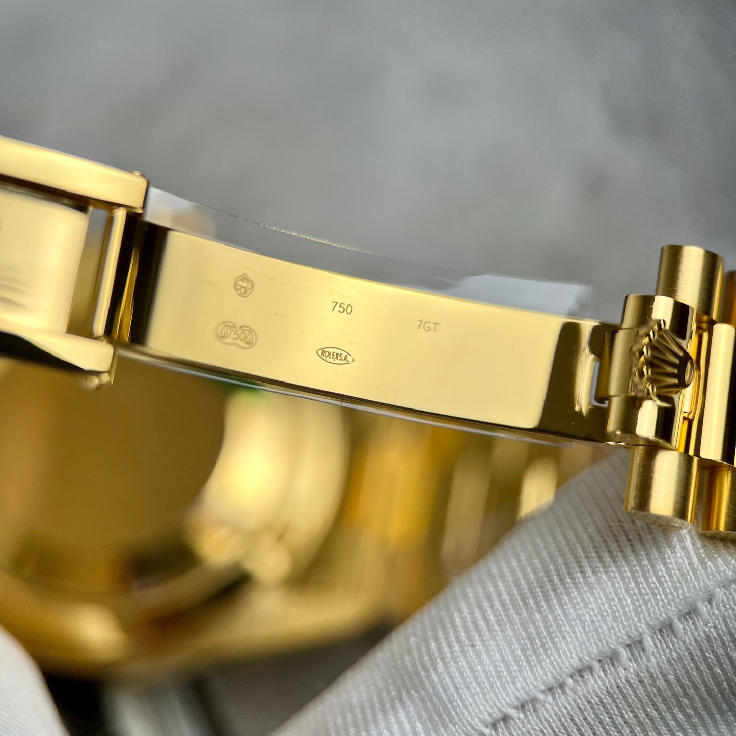 Rolex Day-Date 40 228238-0042 wrapped 18k Oro With a peso of 150 grams