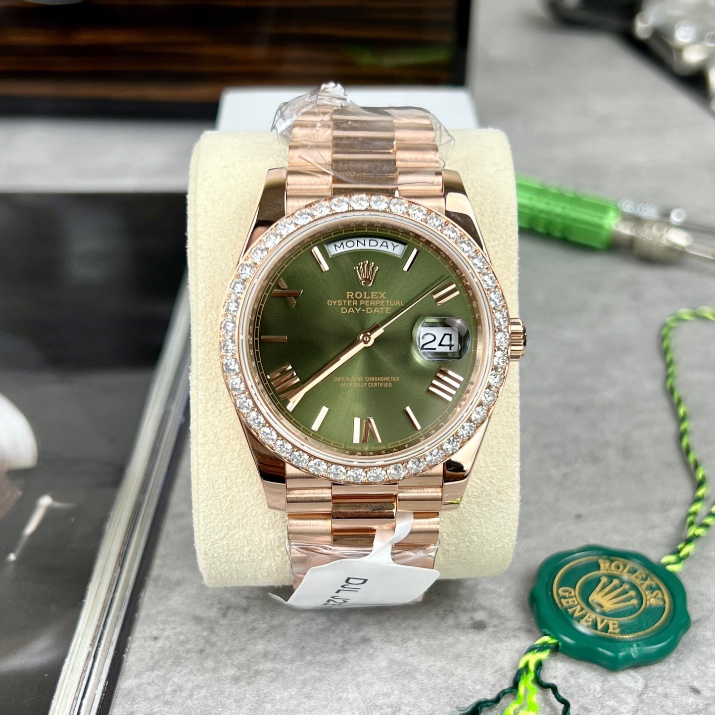 Rolex Day-Date 40 228345RBR Cuadrante oliva con oro rosa de 18 quilates envuelto y diamantes