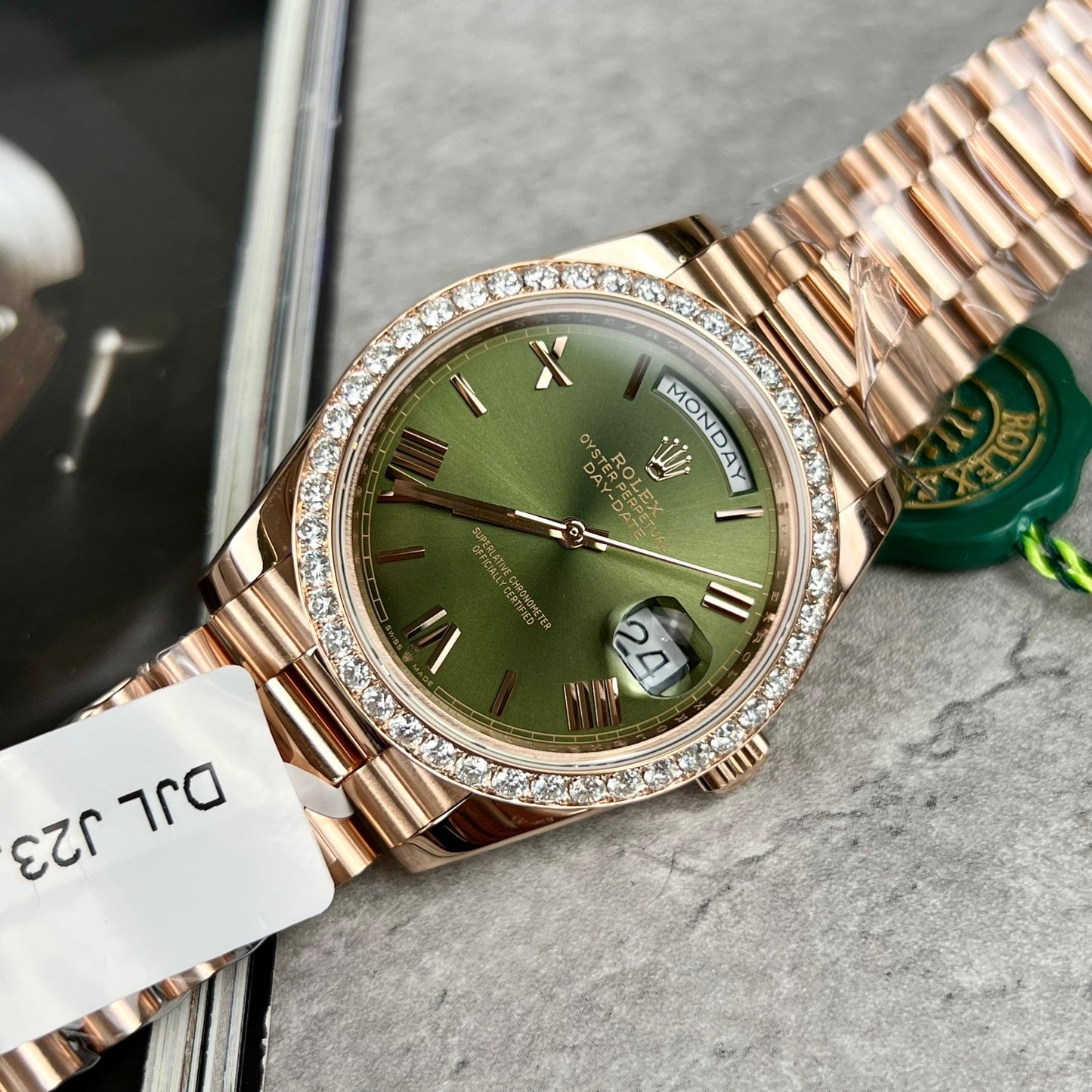 Rolex Day-Date 40 228345RBR Cuadrante oliva con oro rosa de 18 quilates envuelto y diamantes