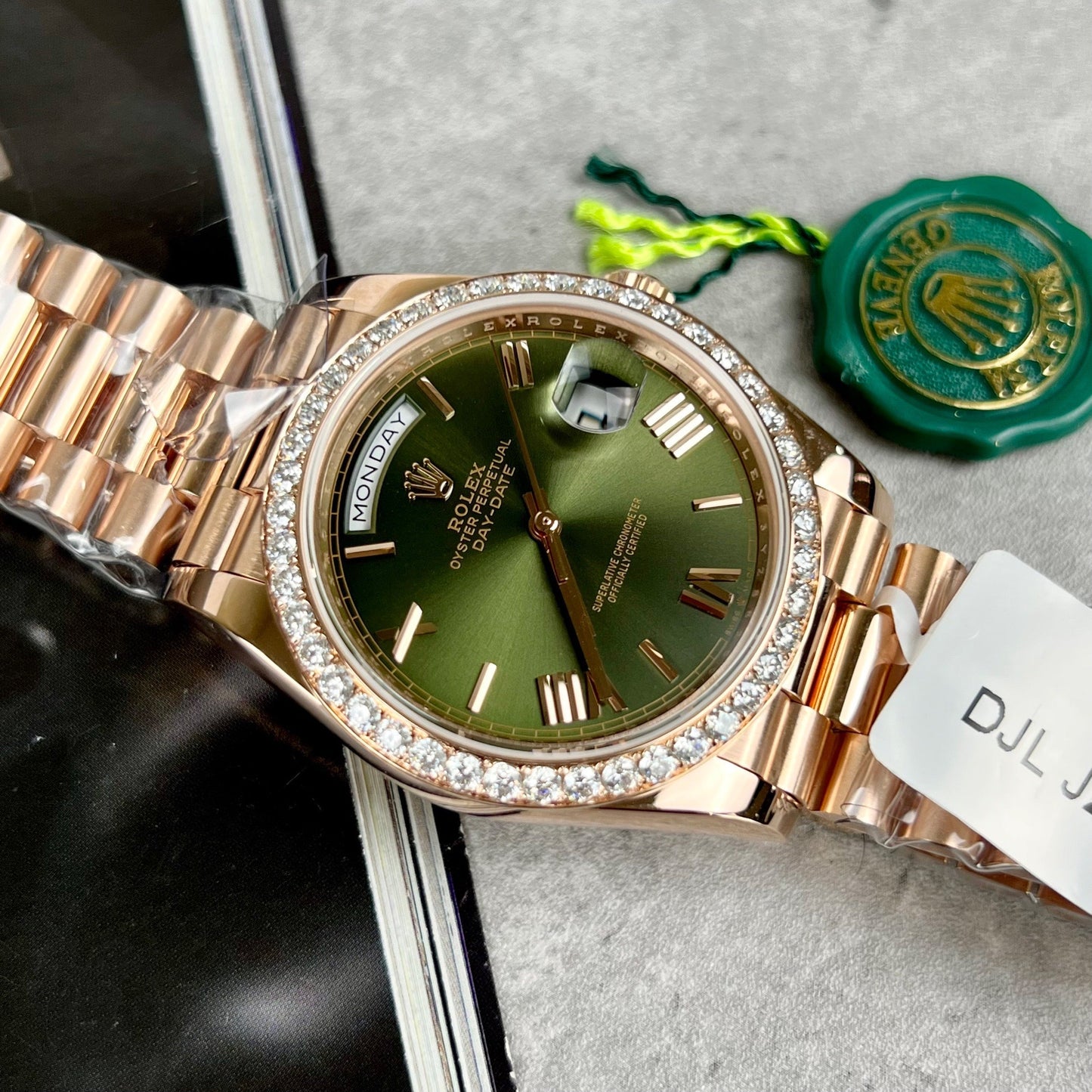 Rolex Day-Date 40 228345RBR Cuadrante oliva con oro rosa de 18 quilates envuelto y diamantes