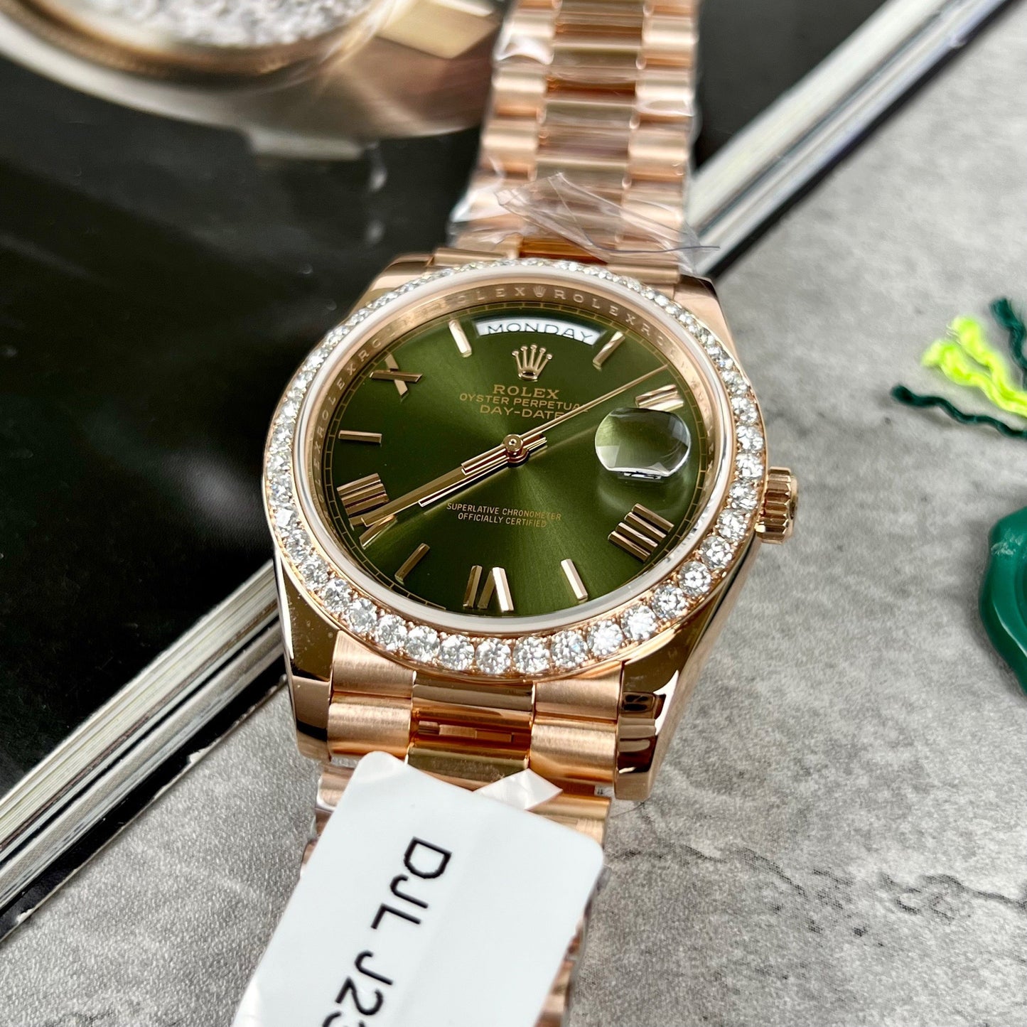 Rolex Day-Date 40 228345RBR Cuadrante oliva con oro rosa de 18 quilates envuelto y diamantes