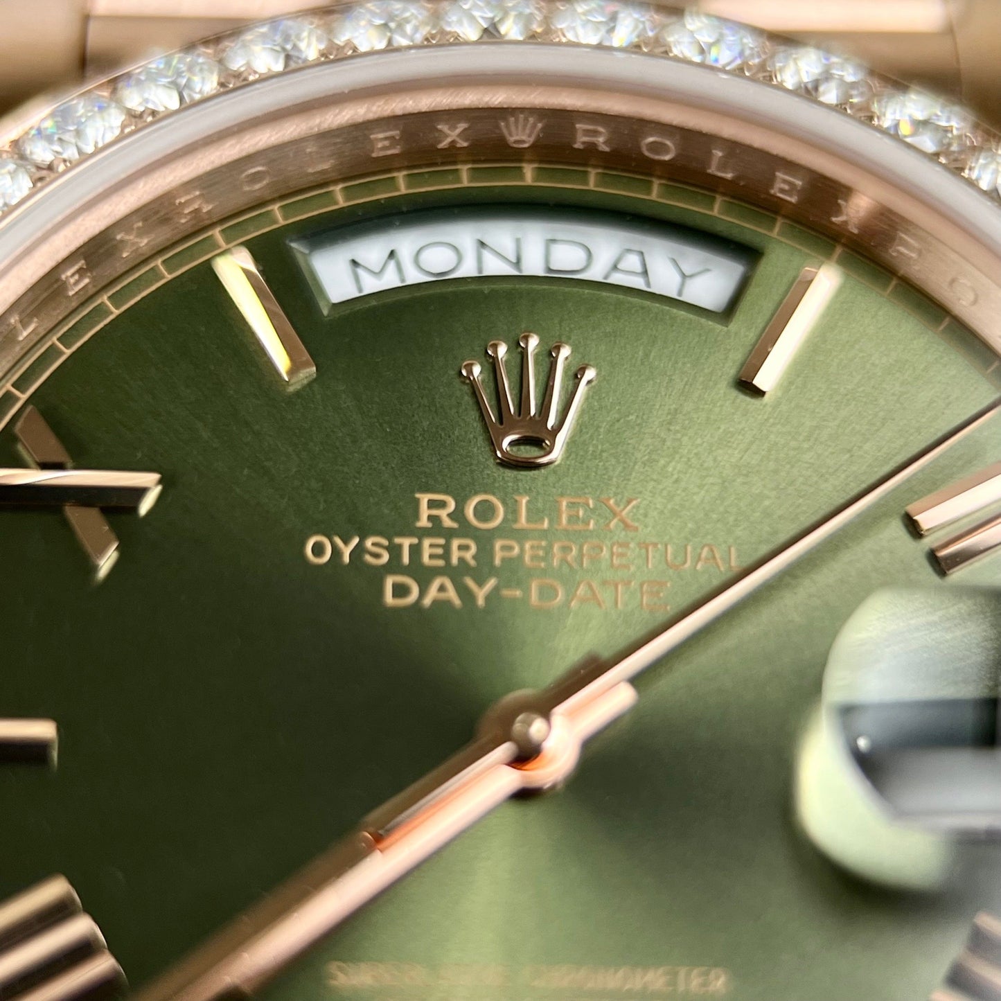 Rolex Day-Date 40 228345RBR Cuadrante oliva con oro rosa de 18 quilates envuelto y diamantes