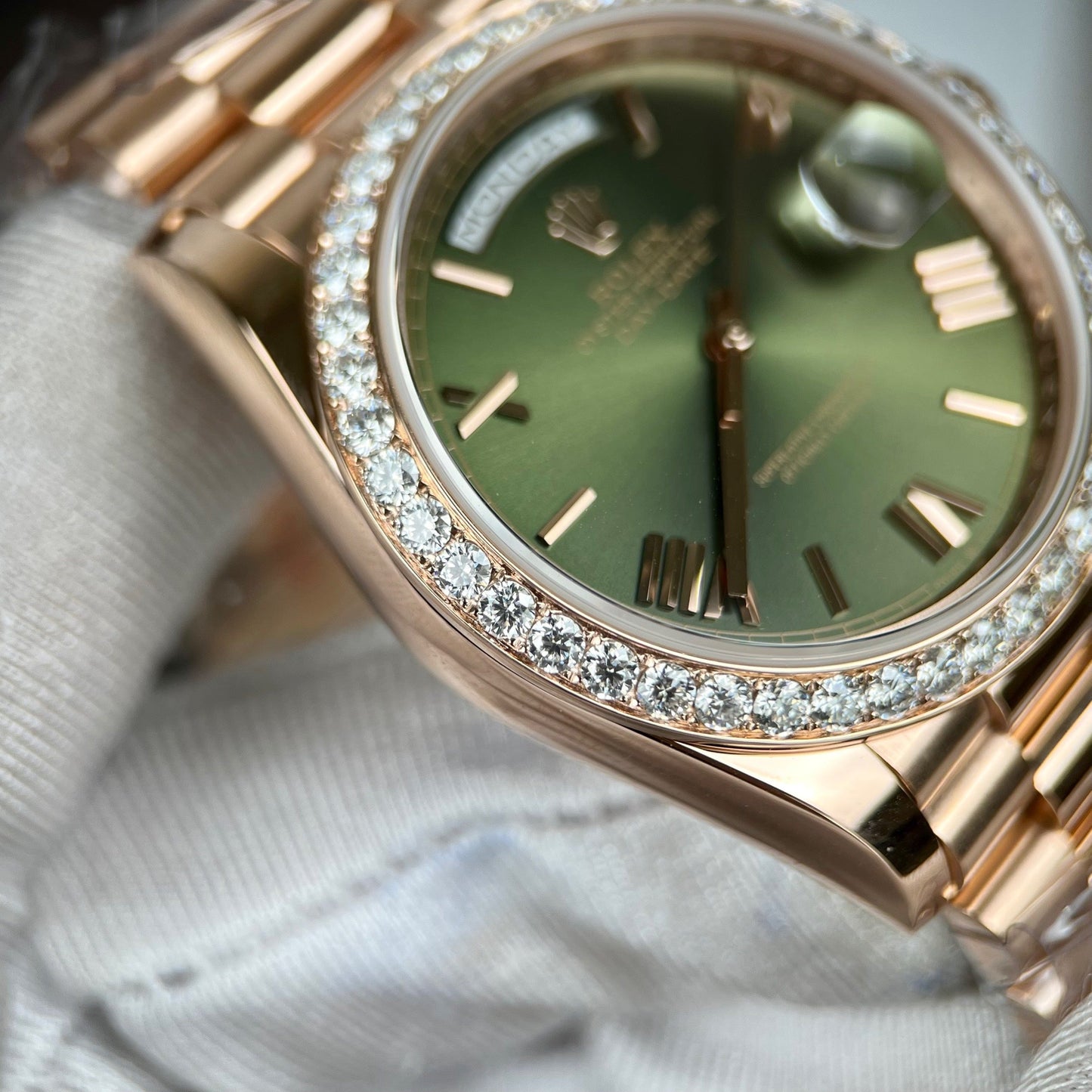 Rolex Day-Date 40 228345RBR Cuadrante oliva con oro rosa de 18 quilates envuelto y diamantes