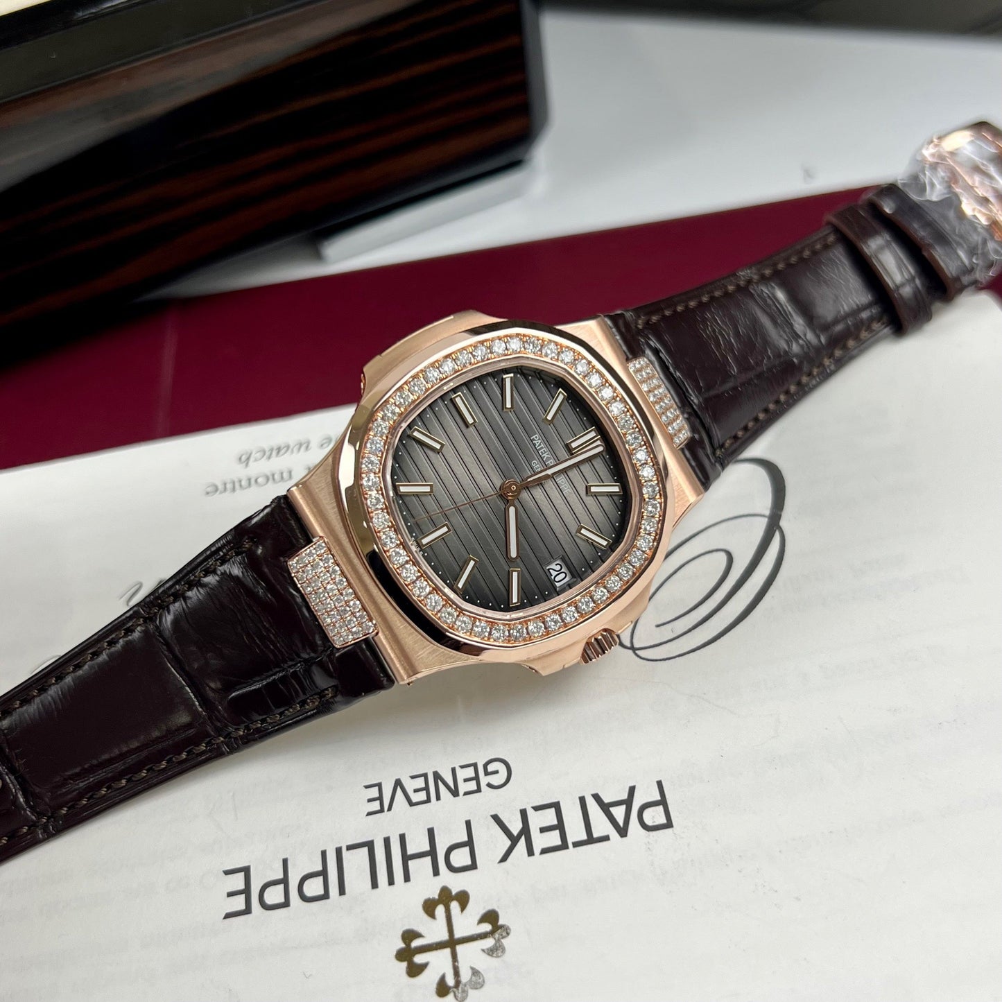 Patek Philippe Nautilus 5711/1R-001 -Wrapped 18k and diamond Pelle band Versione