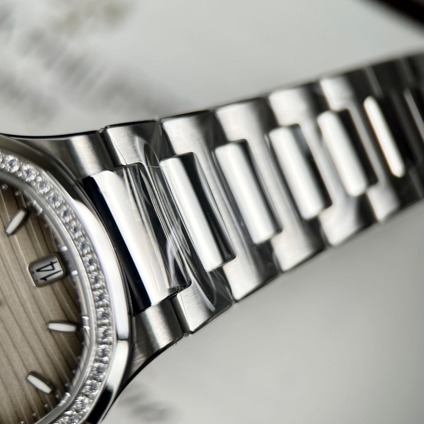 Patek Philippe Nautilus Ladies 7118/1A-011 custom stone from 3K Fabbrica acciaio inossidabile
