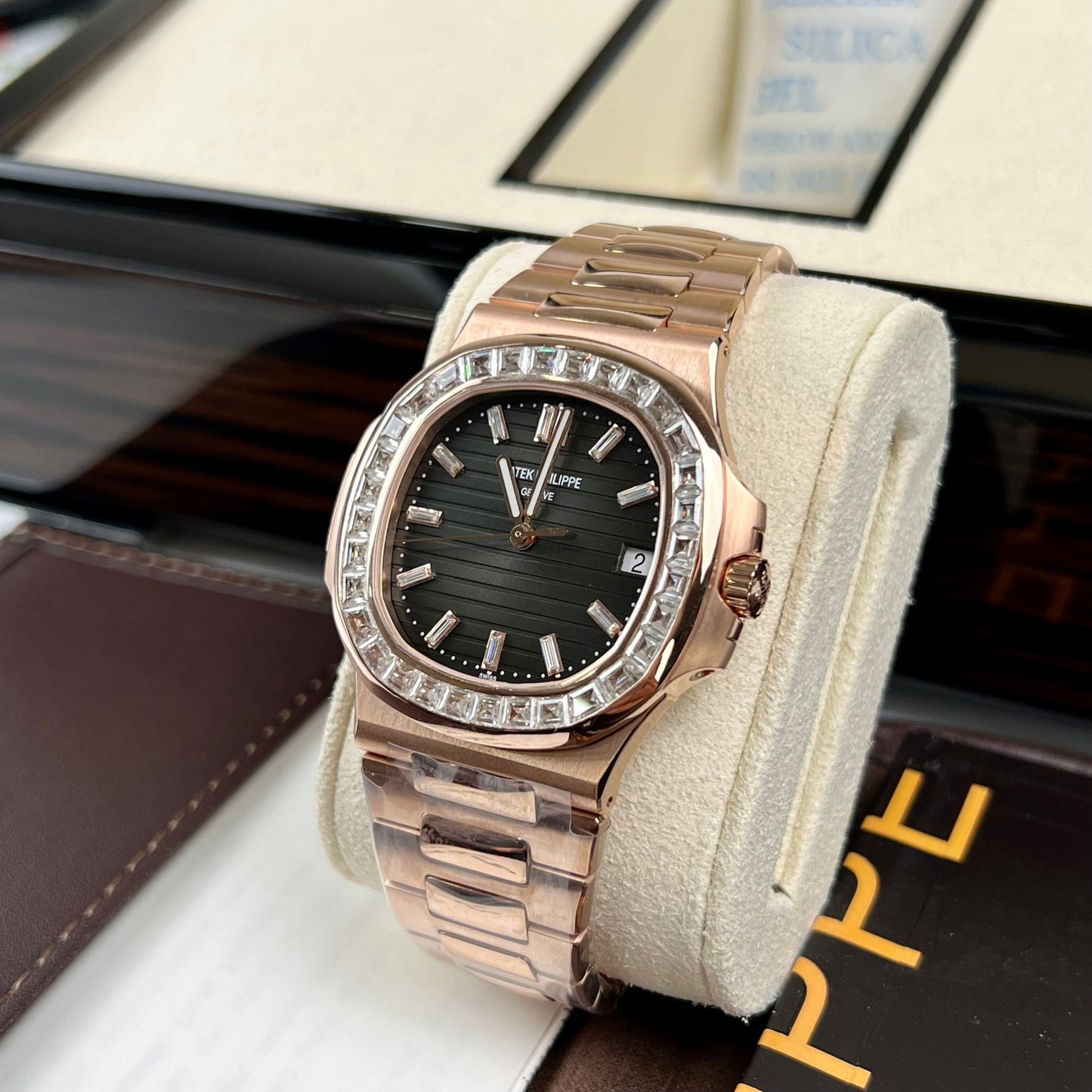 Patek Philippe Nautilus 5711/1R-001 - Oro rosa de 18 quilates envuelto y baguette de moissanita