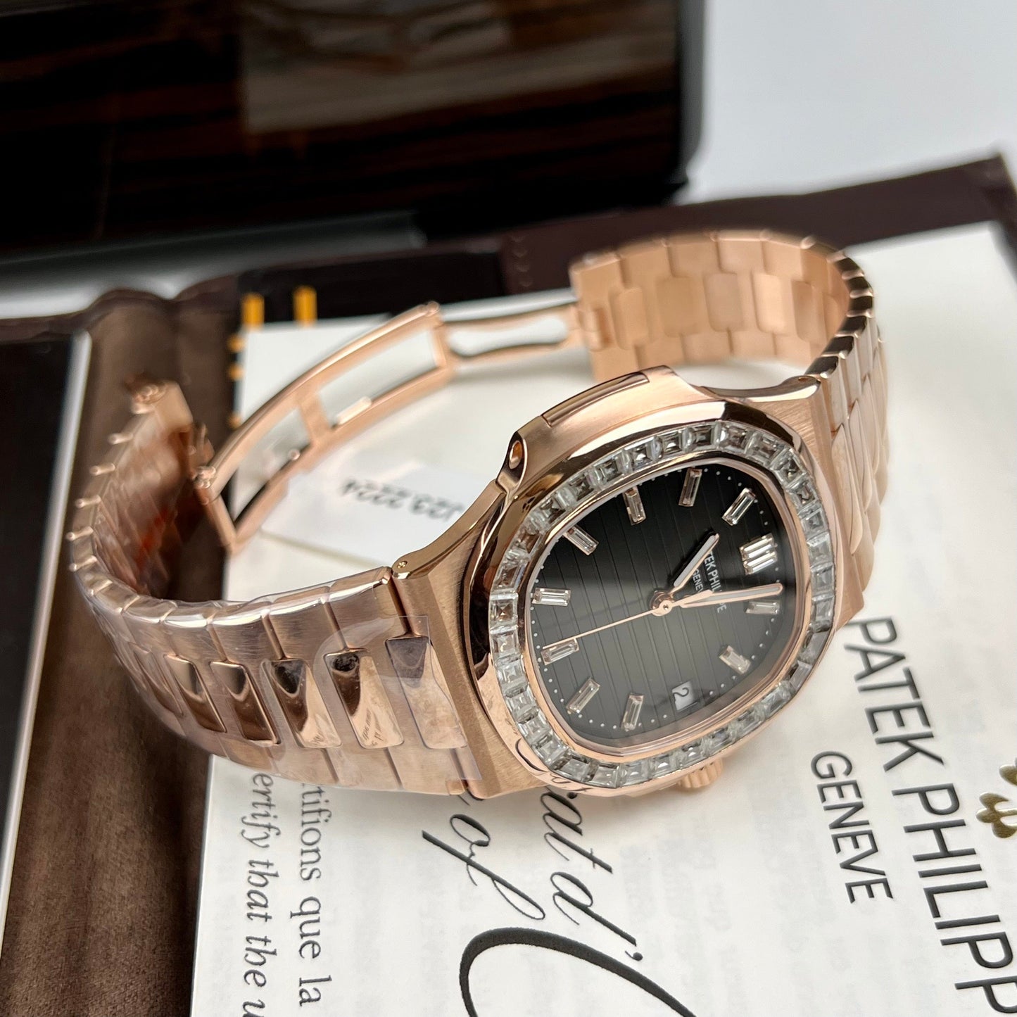 Patek Philippe Nautilus 5711/1R-001 - Oro rosa de 18 quilates envuelto y baguette de moissanita
