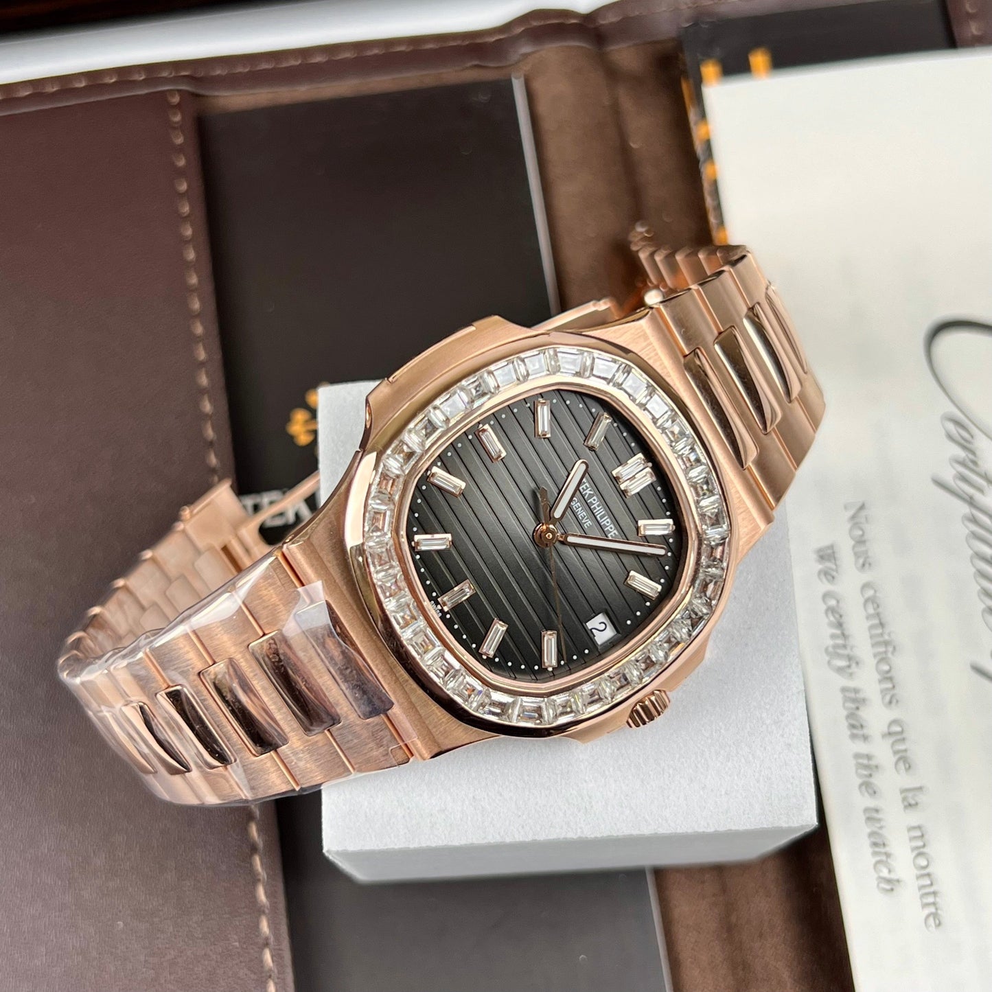 Patek Philippe Nautilus 5711/1R-001 - Oro rosa de 18 quilates envuelto y baguette de moissanita