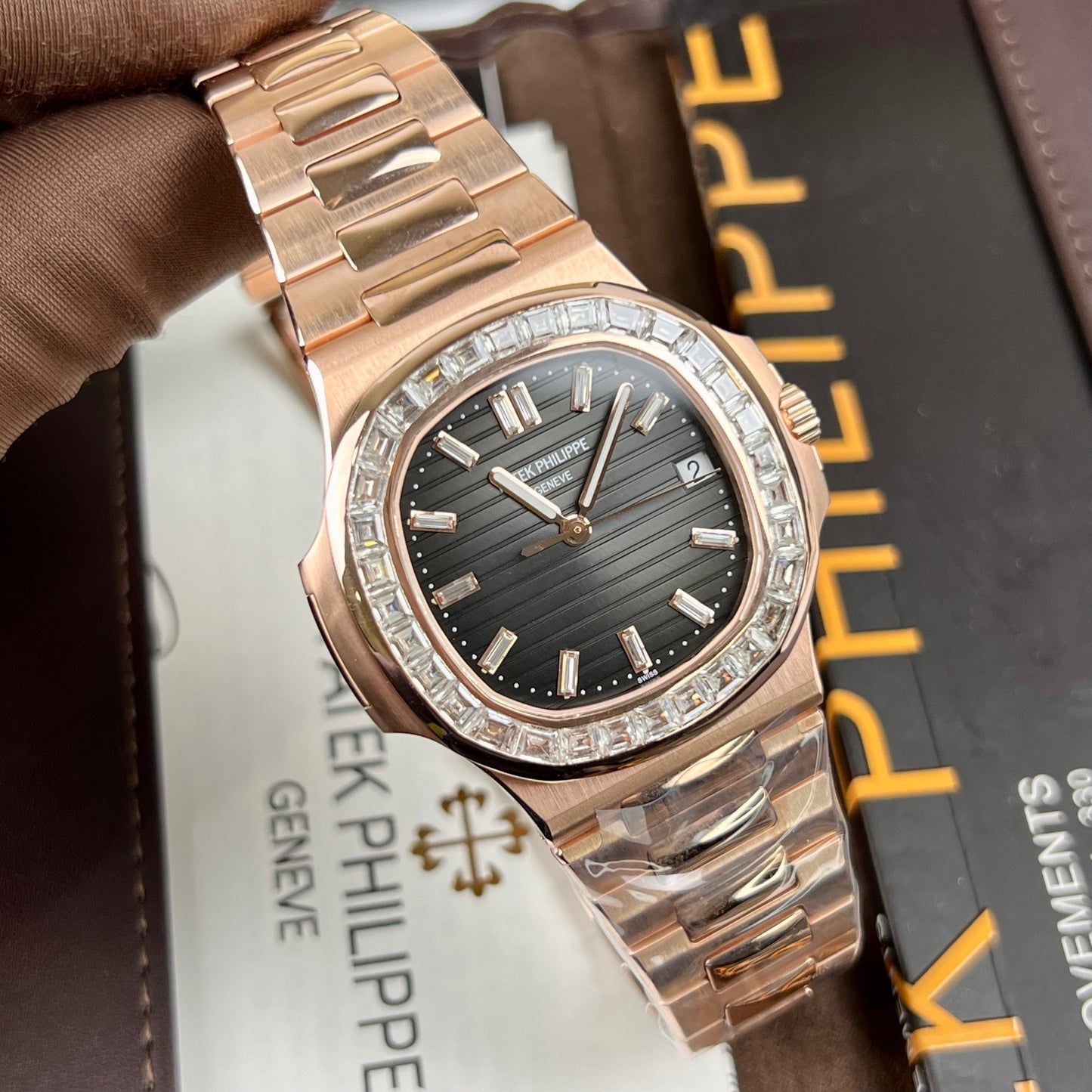 Patek Philippe Nautilus 5711/1R-001 - Oro rosa de 18 quilates envuelto y baguette de moissanita