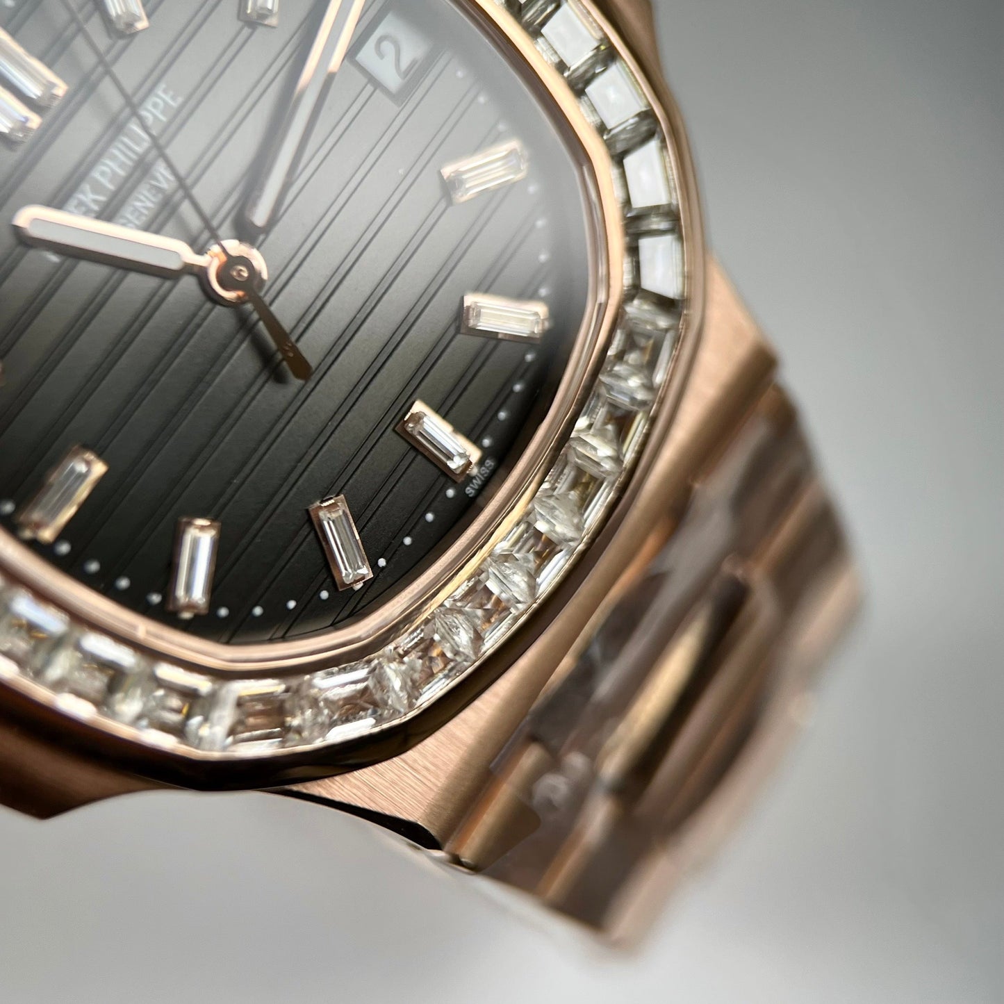 Patek Philippe Nautilus 5711/1R-001 - Oro rosa de 18 quilates envuelto y baguette de moissanita