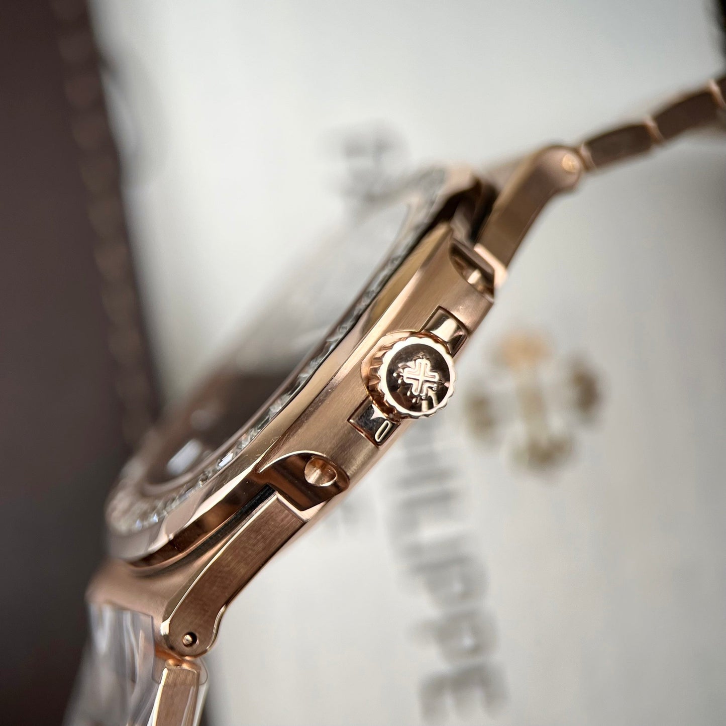 Patek Philippe Nautilus 5711/1R-001 - Oro rosa de 18 quilates envuelto y baguette de moissanita