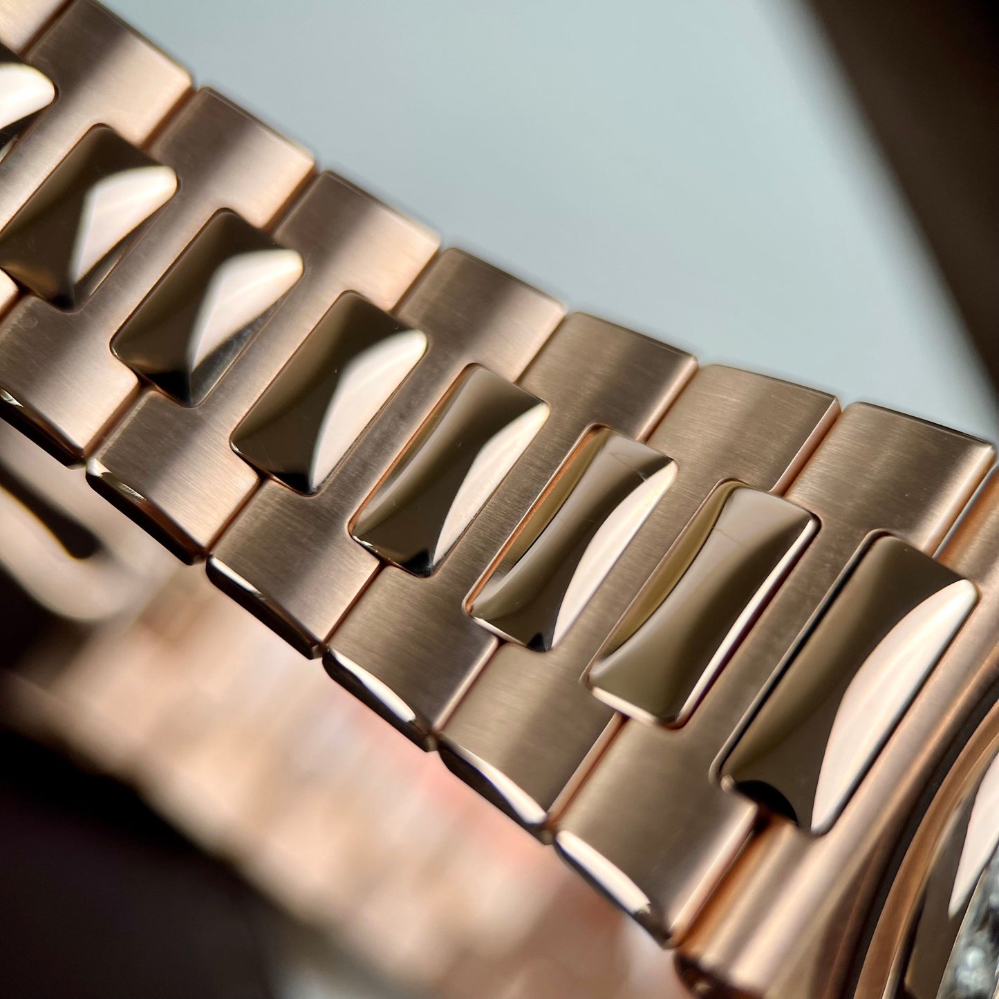 Patek Philippe Nautilus 5711/1R-001 - Oro rosa de 18 quilates envuelto y baguette de moissanita