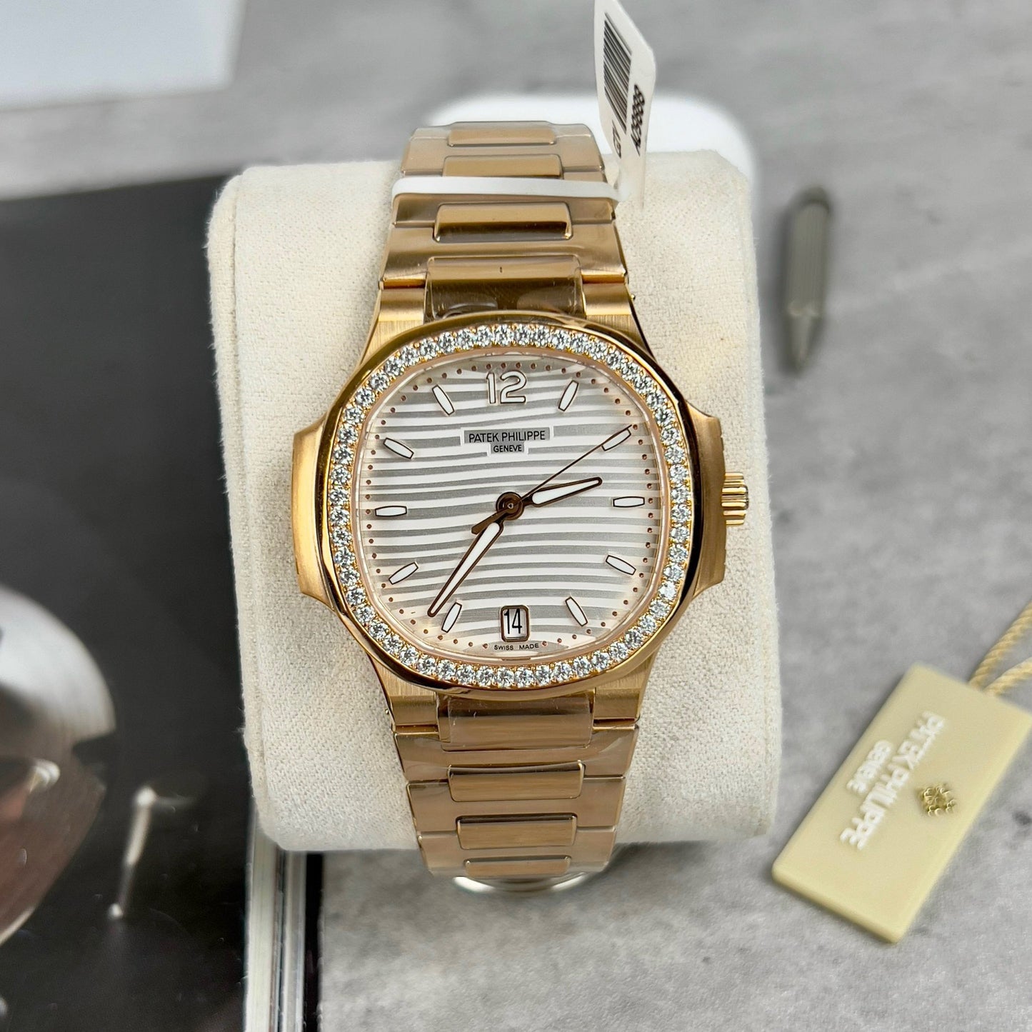 Patek Philippe Nautilus 7118/1R-010 18k Oro filled with quadrante bianco custom Moissanite stone