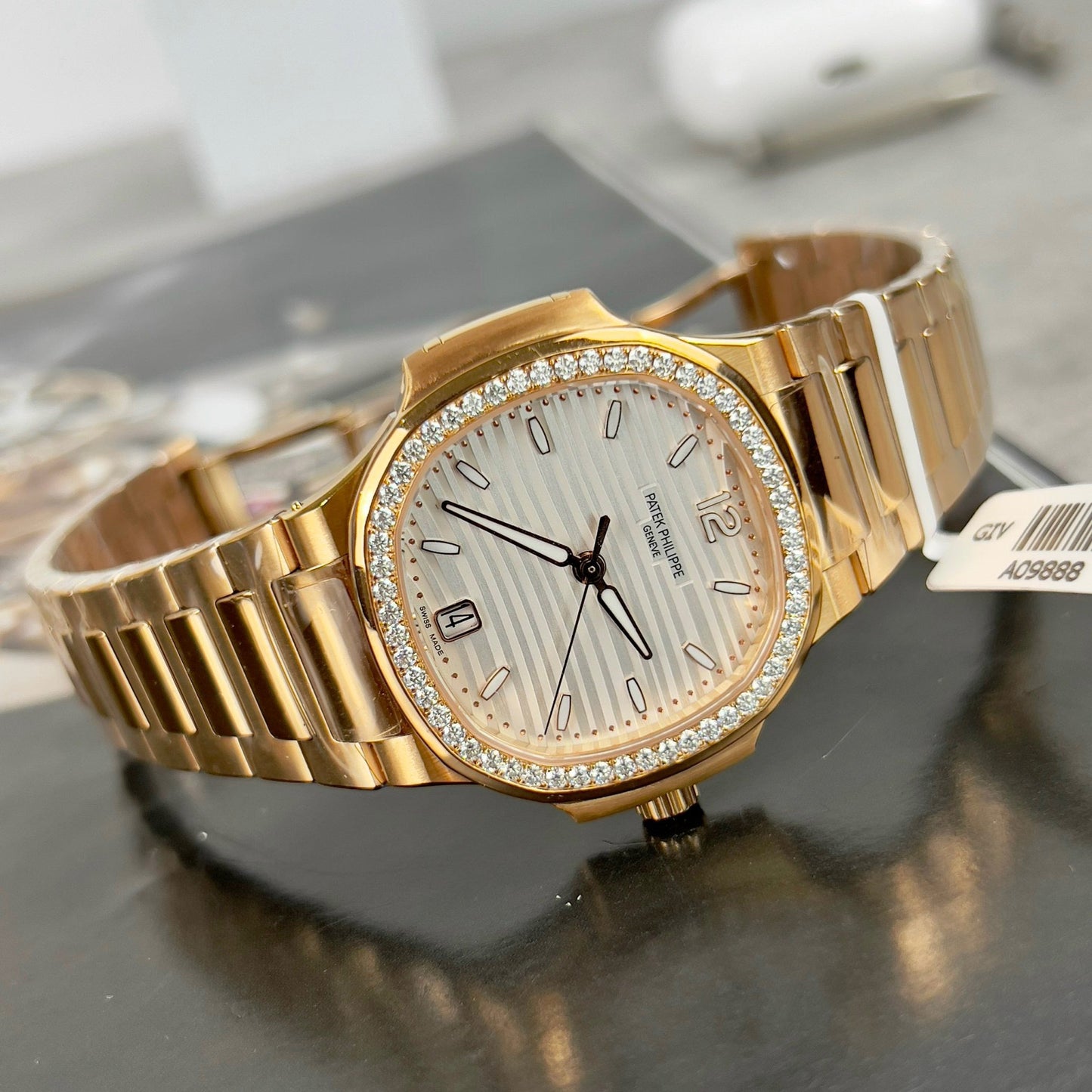 Patek Philippe Nautilus 7118/1R-010 18k Oro filled with quadrante bianco custom Moissanite stone