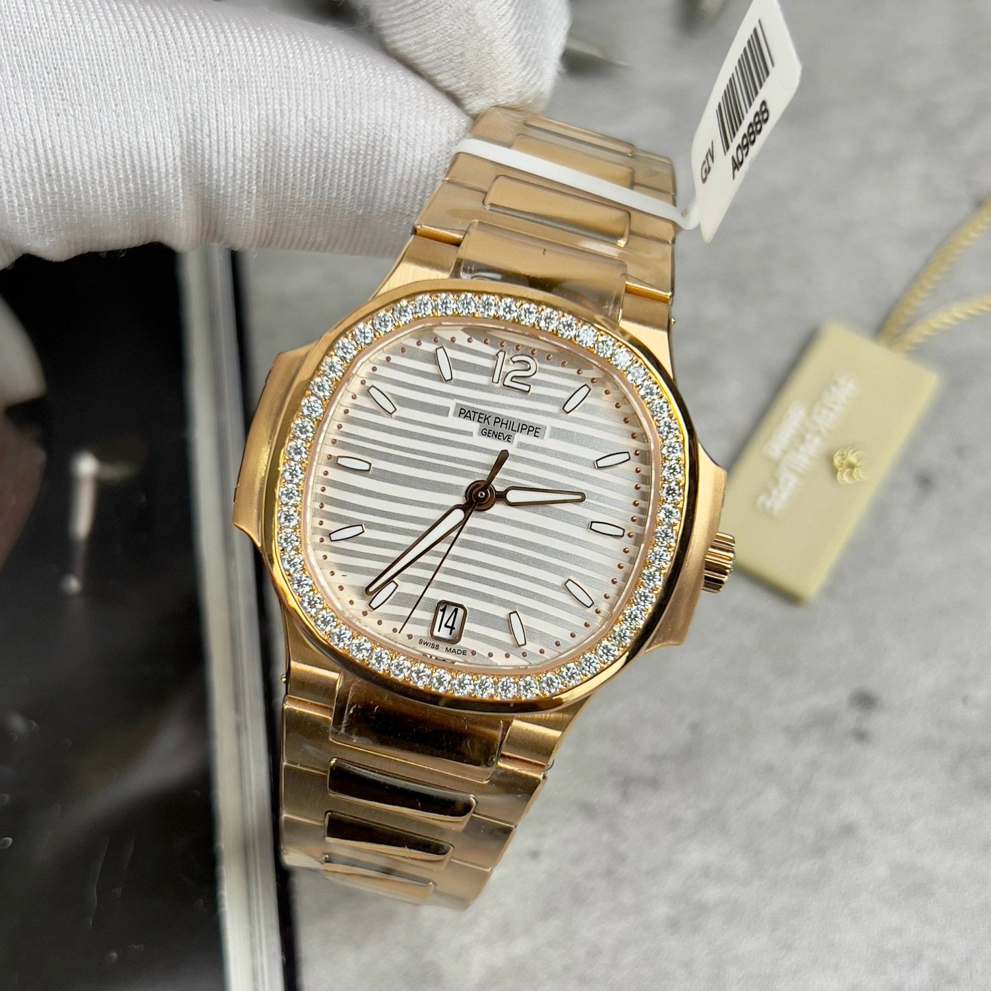 Patek Philippe Nautilus 7118/1R-010 18k Oro filled with quadrante bianco custom Moissanite stone