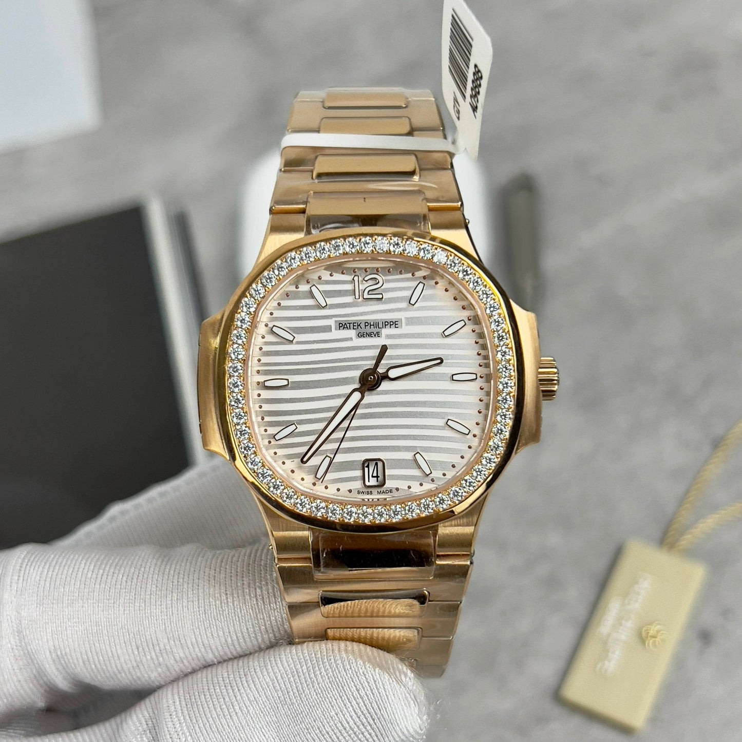 Patek Philippe Nautilus 7118/1R-010 18k Oro filled with quadrante bianco custom Moissanite stone