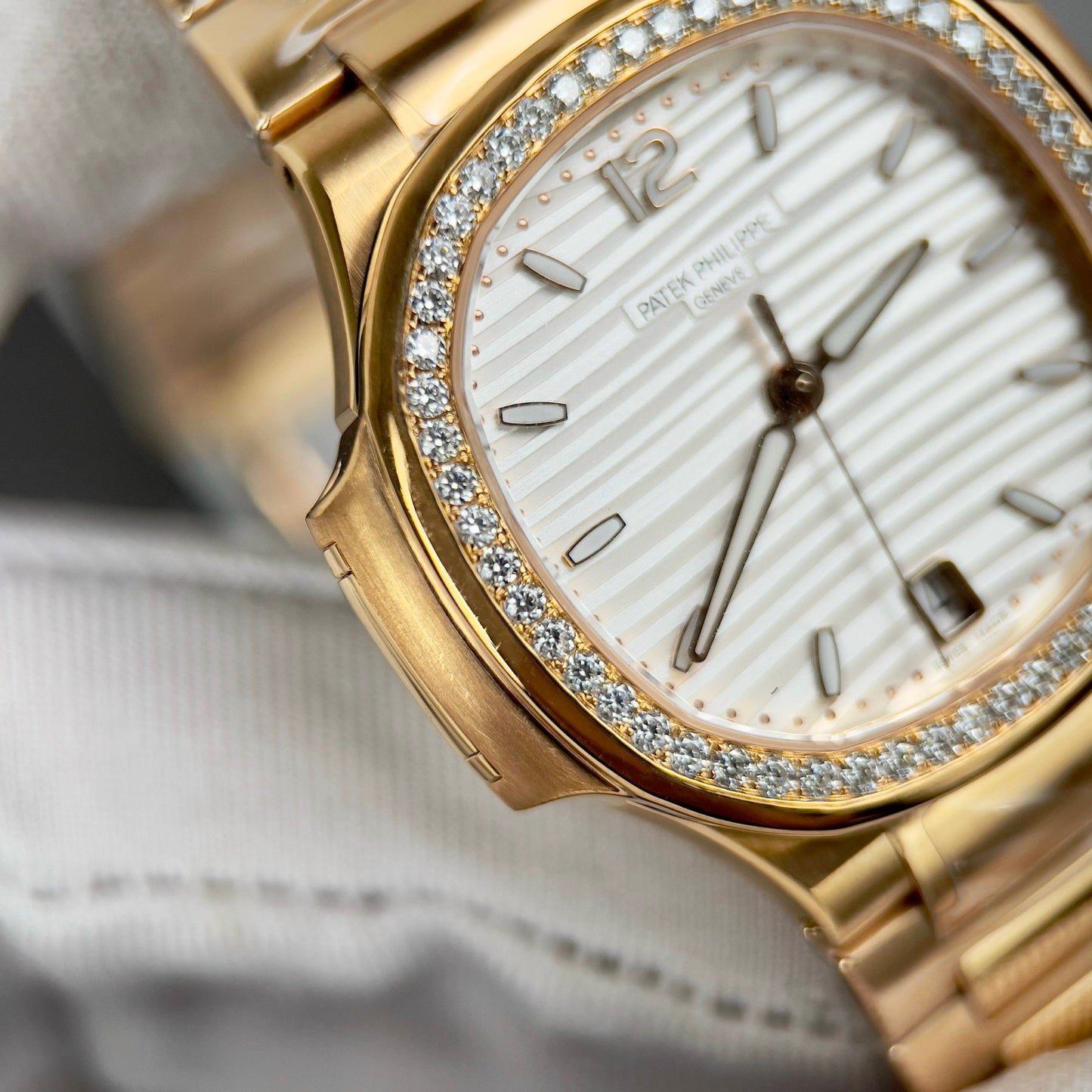Patek Philippe Nautilus 7118/1R-010 18k Oro filled with quadrante bianco custom Moissanite stone