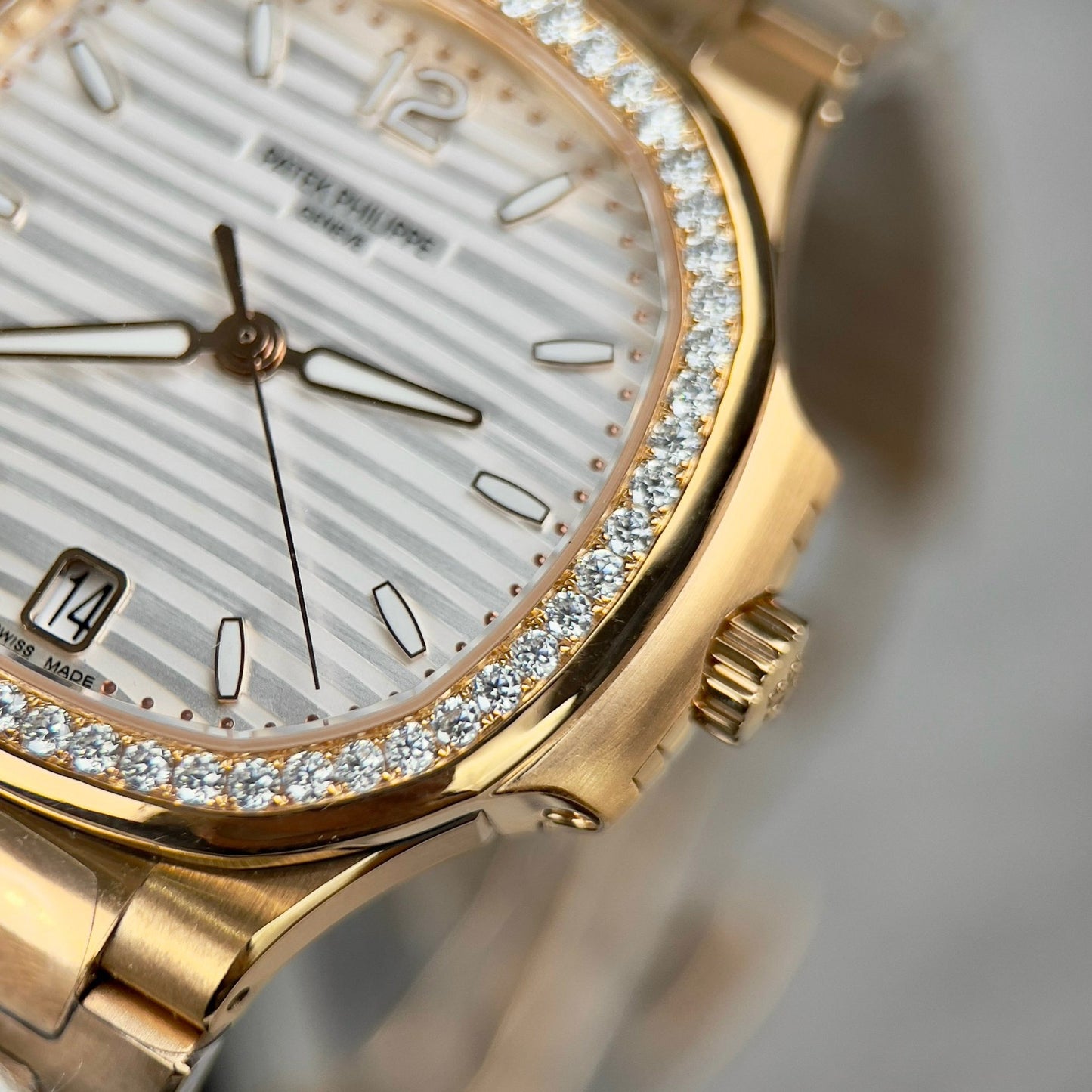 Patek Philippe Nautilus 7118/1R-010 18k Oro filled with quadrante bianco custom Moissanite stone