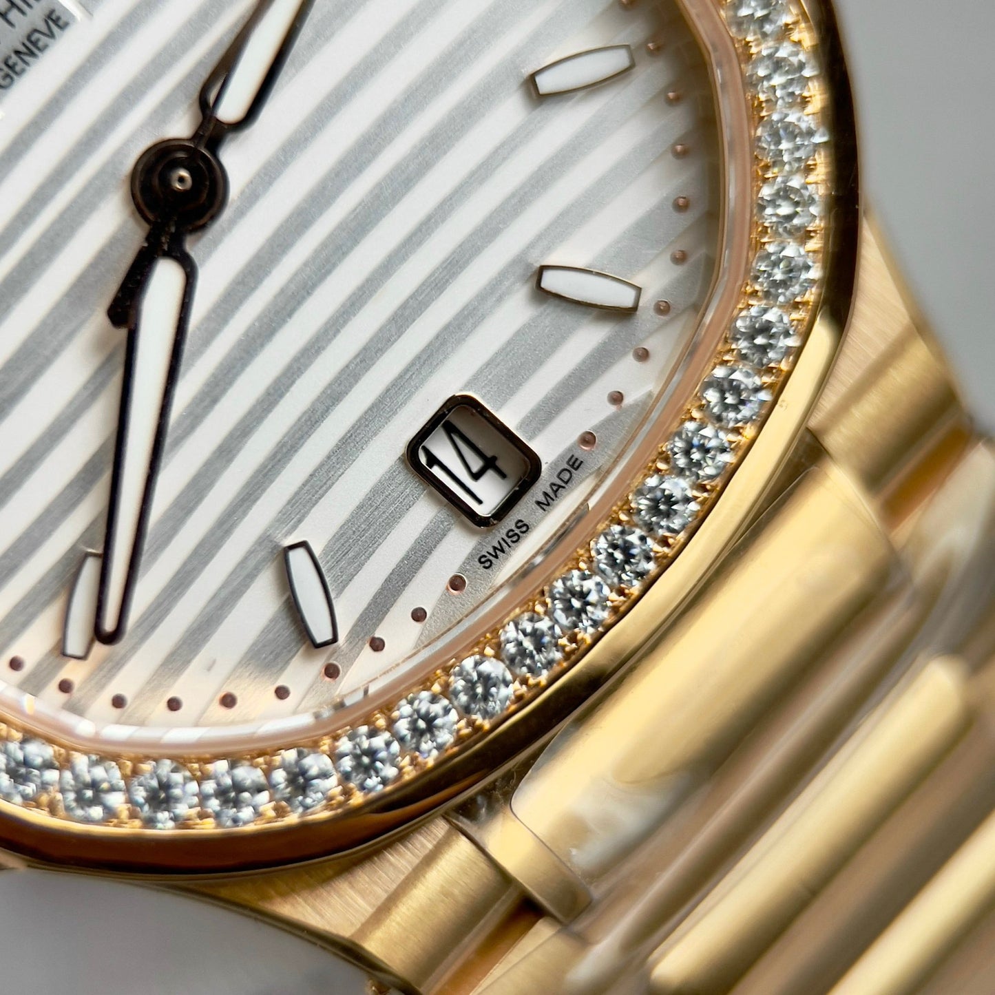 Patek Philippe Nautilus 7118/1R-010 18k Oro filled with quadrante bianco custom Moissanite stone