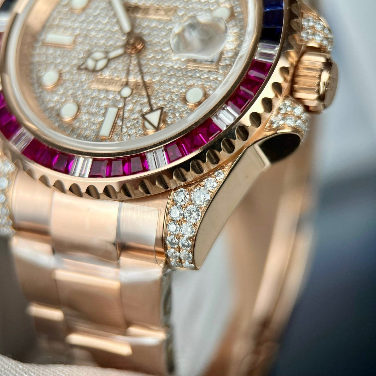 Rolex GMT-Master II 126755 SARU-DIAO Best 1:1 Edizione Ruby Stone and Moissanite 18k Oro