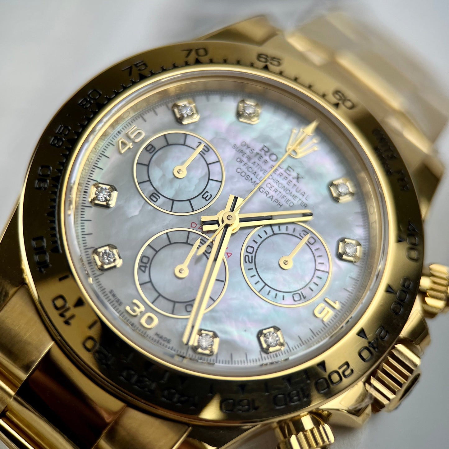 replica Rolex Cosmograph Daytona 40mm Yellow Oro Mother of Pearl Diamond quadrante 116528