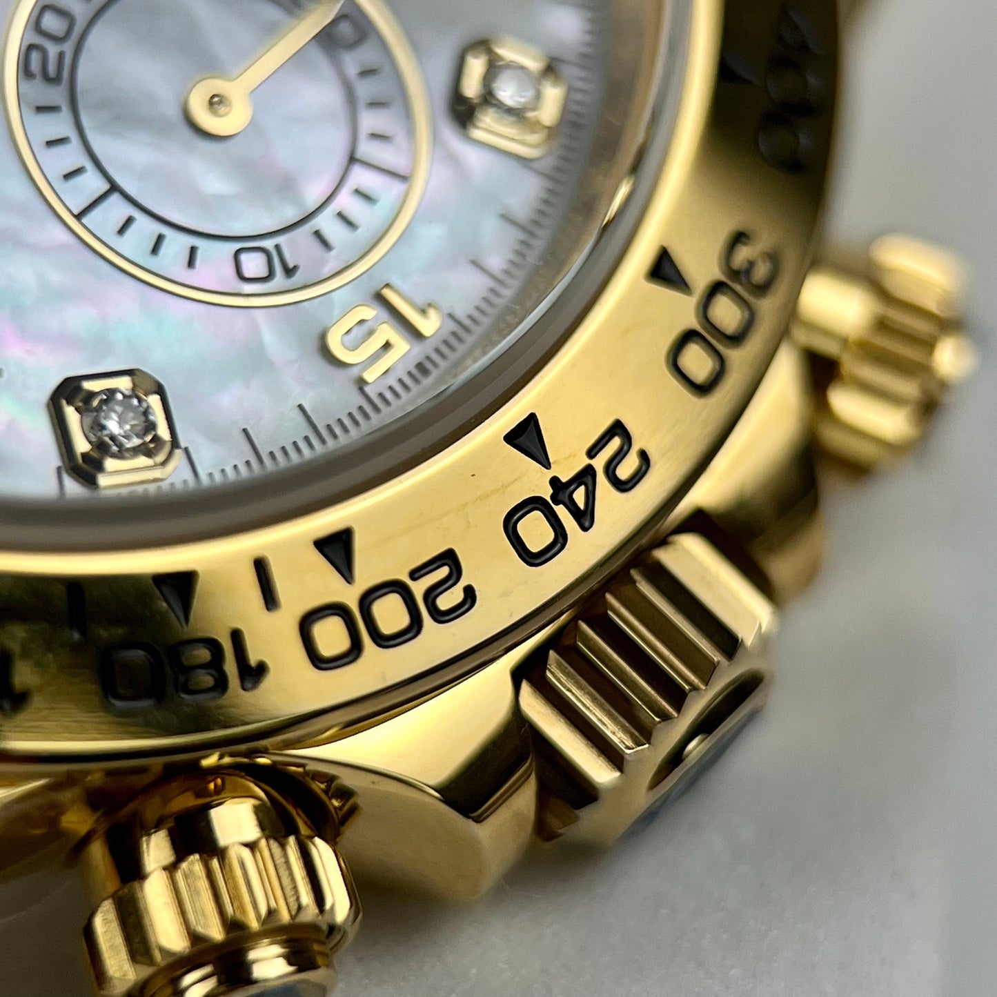replica Rolex Cosmograph Daytona 40mm Yellow Oro Mother of Pearl Diamond quadrante 116528