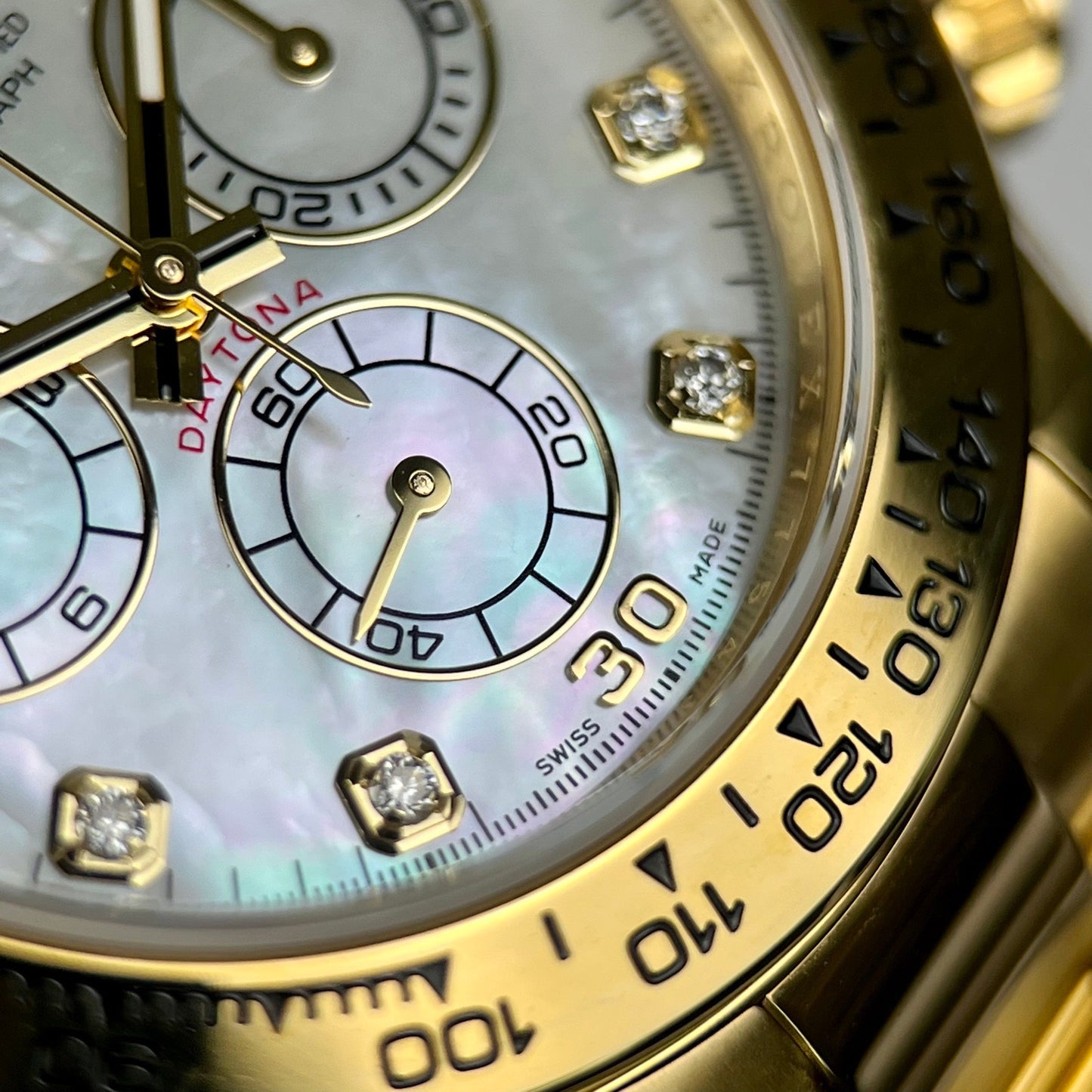 replica Rolex Cosmograph Daytona 40mm Yellow Oro Mother of Pearl Diamond quadrante 116528