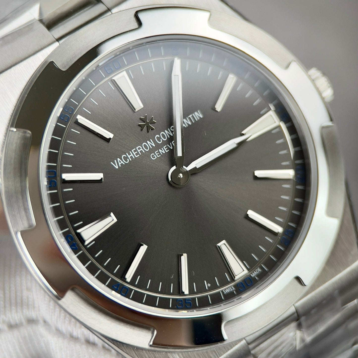 Vacheron Constantin Overseas 2000V/120G-B122 1:1 Best Edition XF Fabbrica Gray Dial Newest Version